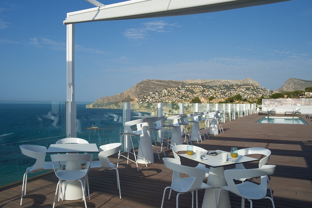 El Bahía Calpe reforma su terraza mediterránea